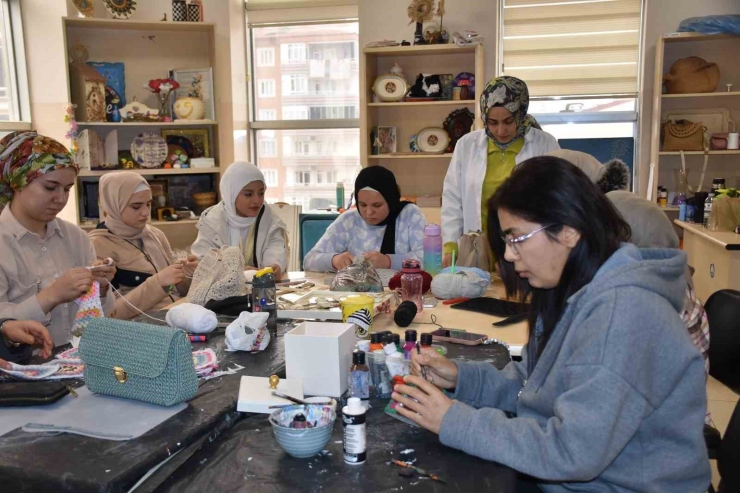 Kadınlar Hem Öğreniyor Hem Aile Bütçesine Katkı Sağlıyor