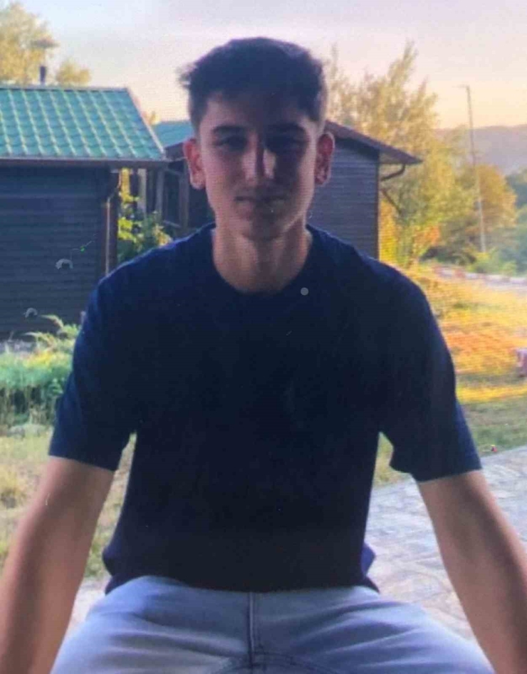 "okula Gidiyorum" Diyerek Evden Ayrılan Gençten Haber Alınamıyor