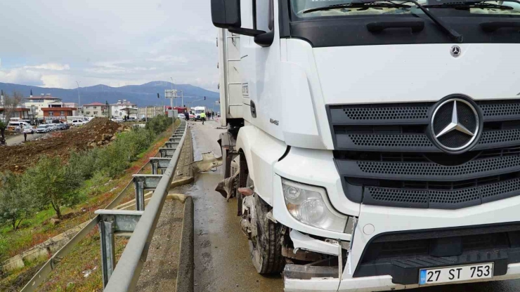 Gaziantep’te Tır İle Otomobil Çarpıştı: 2 Yaralı