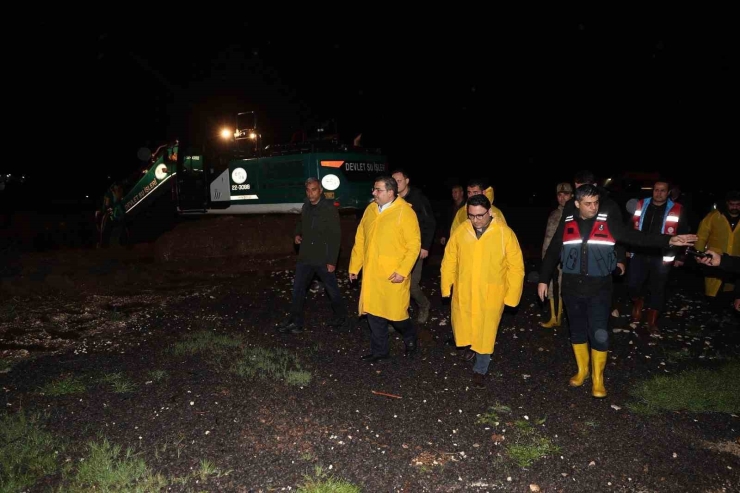 Canpolat Ve Kaymakam Şahin’den Gece Sağanak Mesaisi