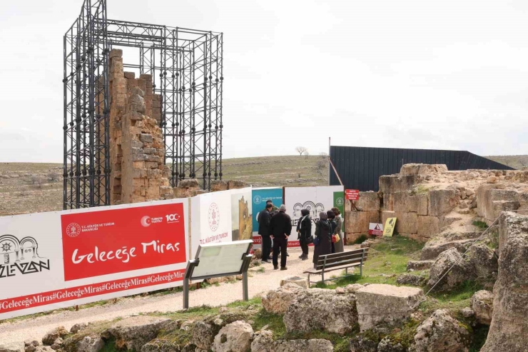 Zerzevan Kalesi Yağışlı Havaya Rağmen Bayramda 13 Bin Kişi Ağırladı