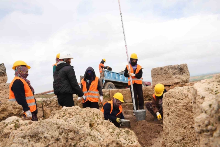 Zerzevan Kalesi Yağışlı Havaya Rağmen Bayramda 13 Bin Kişi Ağırladı