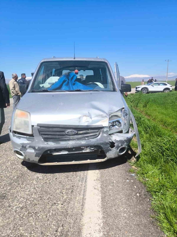 Hafif Ticari İle Otomobil Çarpıştı: 2 Yaralı