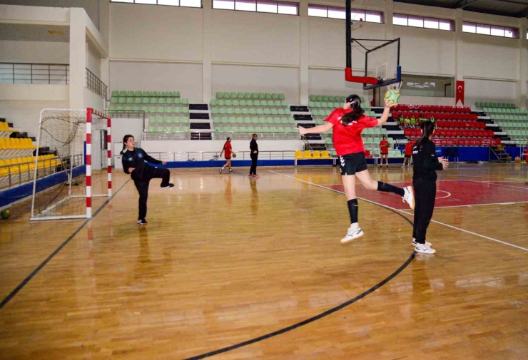 Dbb Kadın Hentbol Takımı 1. Lig Yolunda