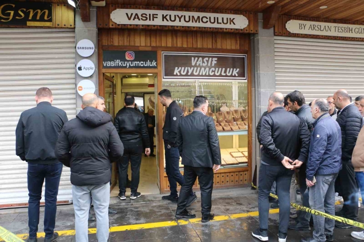 Diyarbakır’da Silahla Kuyumcu Soygunu Kamerada: Yaklaşık 1,5 Kilo Altın Çalıp Kayıplara Karıştılar