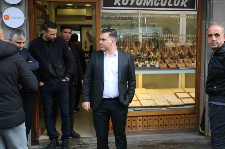 Diyarbakır’da Silahla Kuyumcu Soygunu Kamerada: Yaklaşık 1,5 Kilo Altın Çalıp Kayıplara Karıştılar