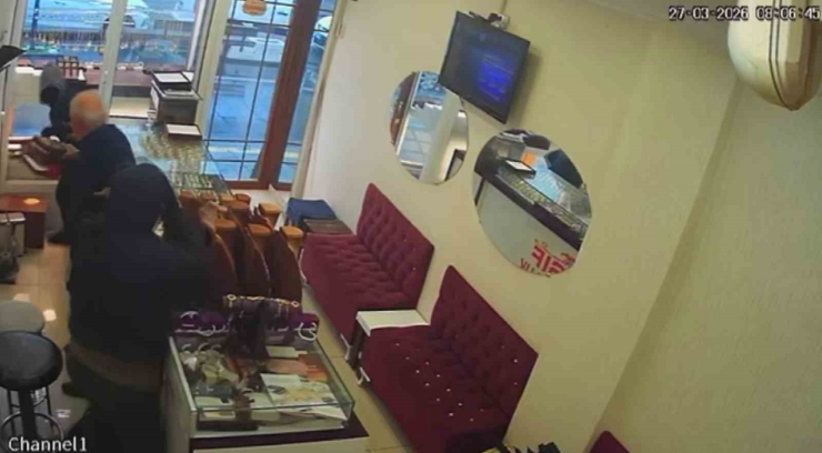 Diyarbakır’da Silahla Kuyumcu Soygunu Kamerada: Yaklaşık 1,5 Kilo Altın Çalıp Kayıplara Karıştılar