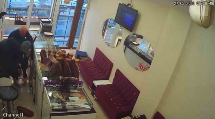 Diyarbakır’da Silahla Kuyumcu Soygunu Kamerada: Yaklaşık 1,5 Kilo Altın Çalıp Kayıplara Karıştılar