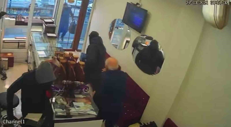 Diyarbakır’da Silahla Kuyumcu Soygunu Kamerada: Yaklaşık 1,5 Kilo Altın Çalıp Kayıplara Karıştılar