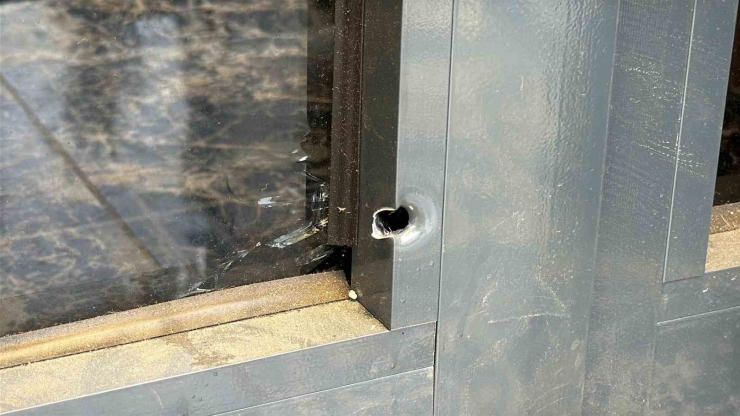 Diyarbakır’da Motosikletli Şahıslar Kuyumcu Dükkanını Kurşunladı