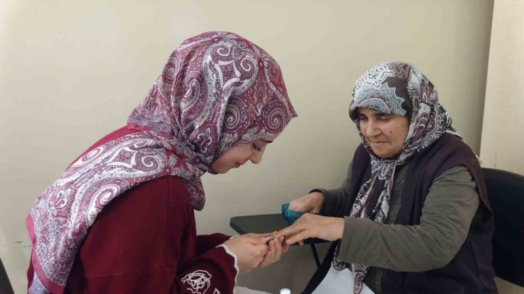 Yaşlılar Hayatlarında İlk Defa Kuaförde Bakım Yaptırdı