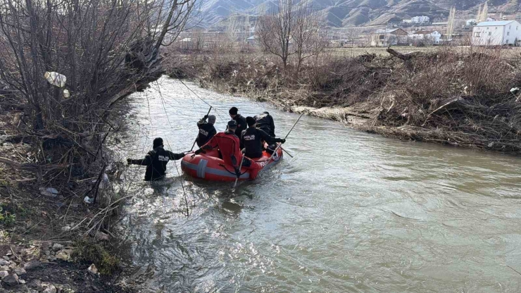 Kaybolan Otizmli Çocuk Hem Suda Hem De Karada Aranıyor