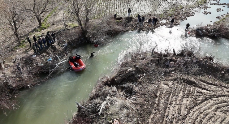 Kaybolan Otizmli Çocuk Hem Suda Hem De Karada Aranıyor