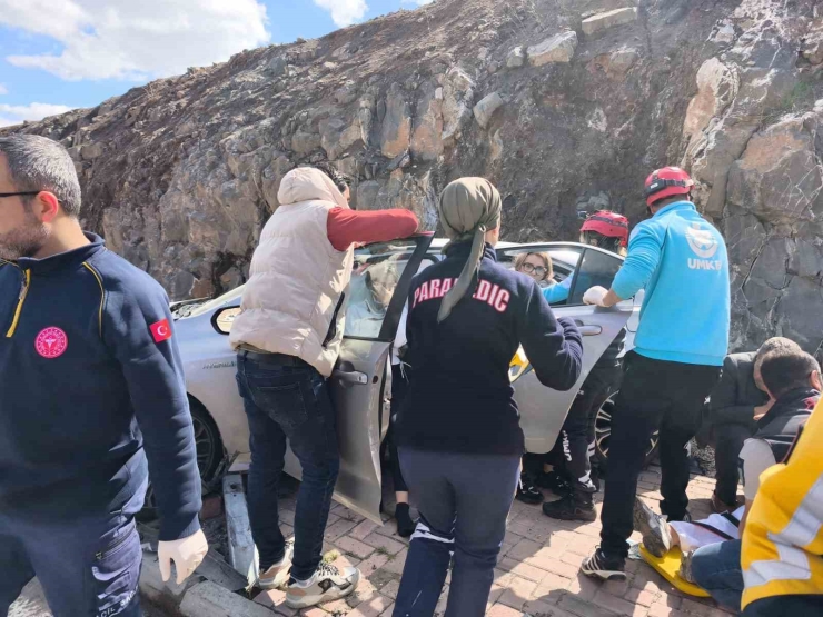 Şanlıurfa’da Otomobil Bariyerlere Çarptı: 3 Yaralı