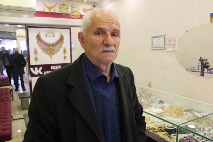 Diyarbakır’da Silahla Kuyumcu Soygunu Kamerada: Yaklaşık 1,5 Kilo Altın Çalıp Kayıplara Karıştılar