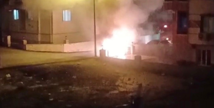 Park Halindeki Lüks Otomobil Alev Alev Yandı