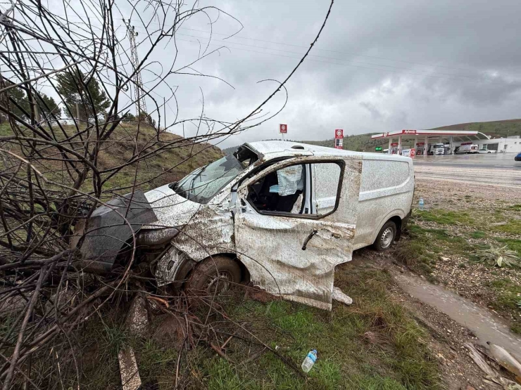 Midibüs Şarampole Girdi: 1 Yaralı