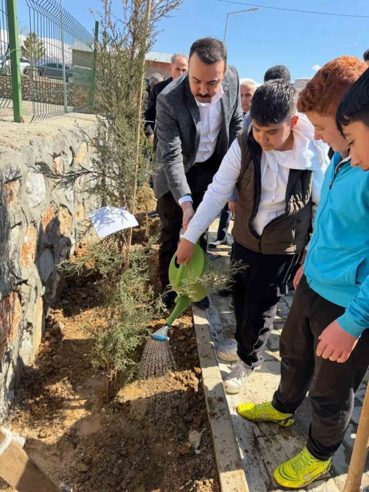 Kaymakam Pelvan Öğrencilerle Fidan Dikti
