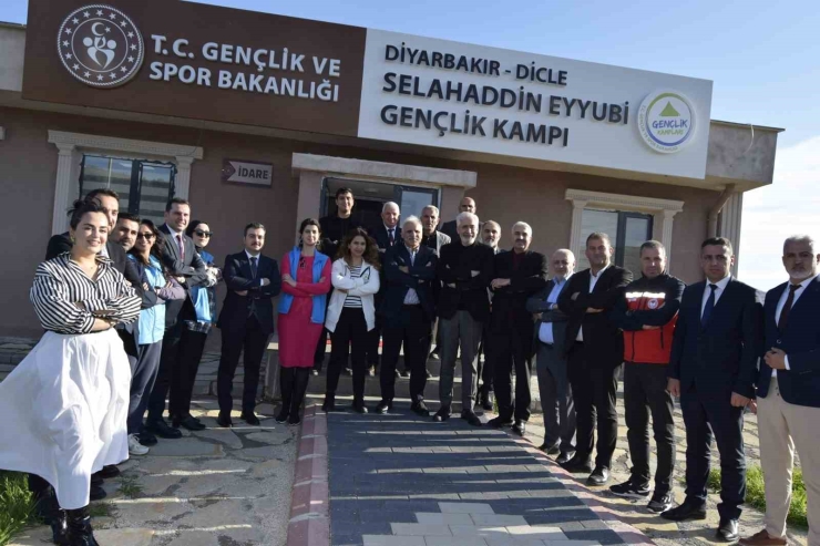 Vali Zorluoğlu, Dicle’de Gençlerle Buluştu