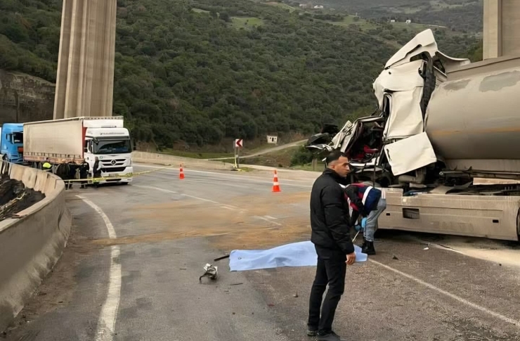 Gaziantep’te İki Tır Kafa Kafaya Çarpıştı: 1 Ölü