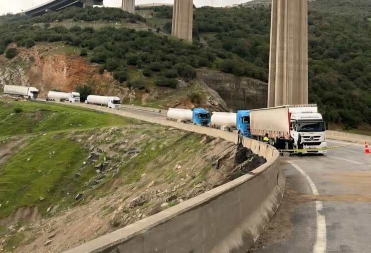 Gaziantep’te İki Tır Kafa Kafaya Çarpıştı: 1 Ölü