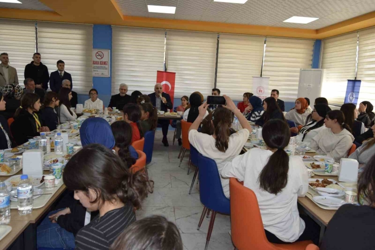 Vali Zorluoğlu, Dicle’de Gençlerle Buluştu