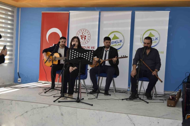 Vali Zorluoğlu, Dicle’de Gençlerle Buluştu