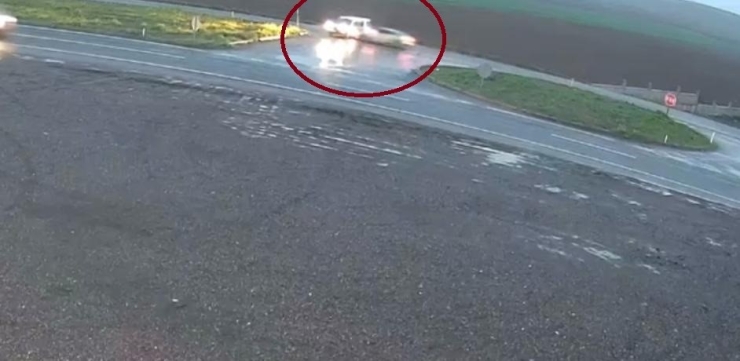 Otomobil İle Hafif Ticari Aracın Çarpıştığı Kazada 4 Yaralı