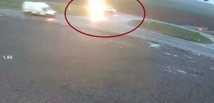 Otomobil İle Hafif Ticari Aracın Çarpıştığı Kazada 4 Yaralı