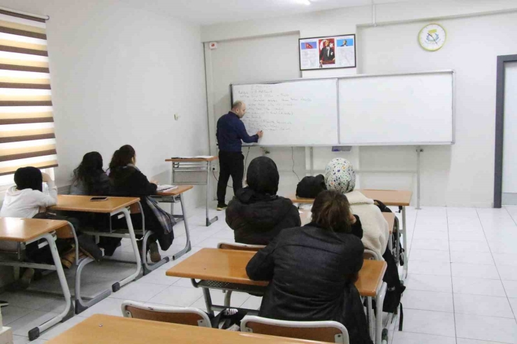 Haliliye’de Gençler Geleceğe Eğitimle Hazırlanıyor