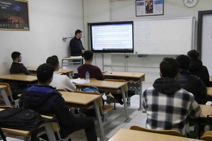 Haliliye’de Gençler Geleceğe Eğitimle Hazırlanıyor