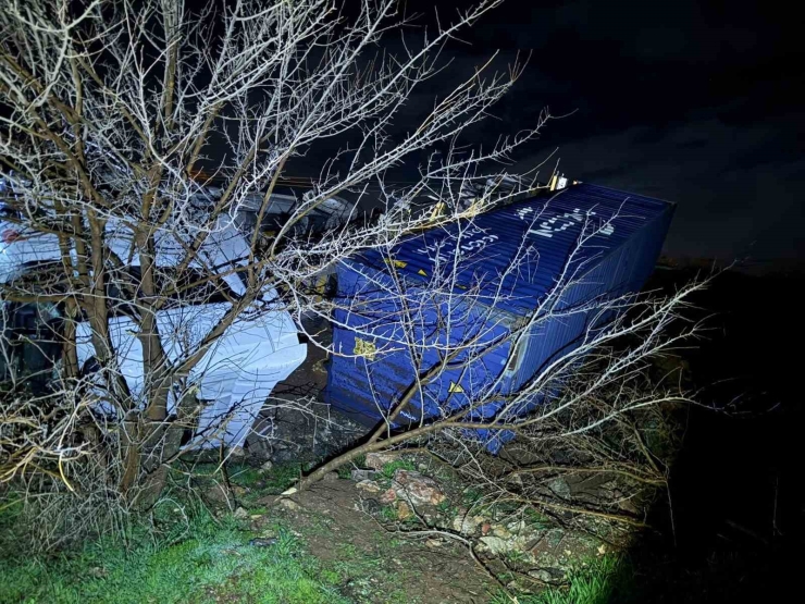 Tır Şarampole Yuvarlandı, Sürücü Yaralandı