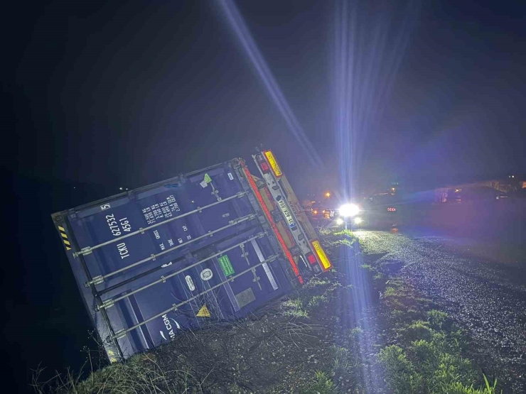 Tır Şarampole Yuvarlandı, Sürücü Yaralandı