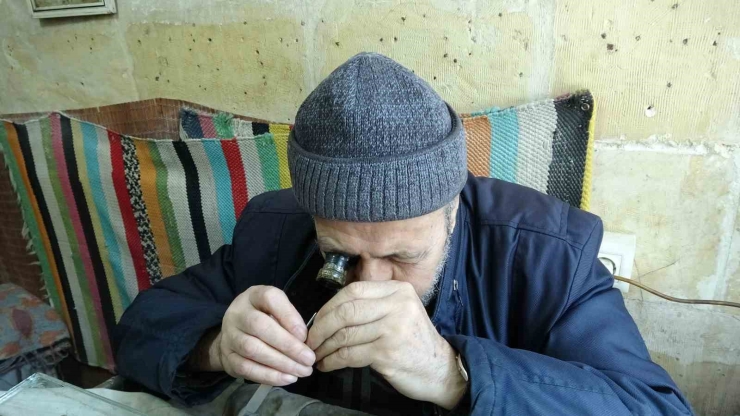 Gaziantepli 74 Yaşındaki Saat Ustası 65 Yıldır Zamana Ayar Veriyor