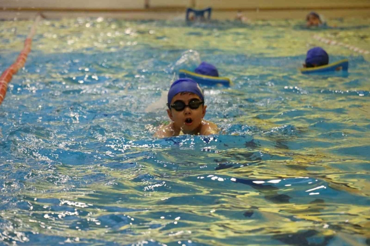 Şanlıurfa’da Minik Yüzücülerden 24 Madalya