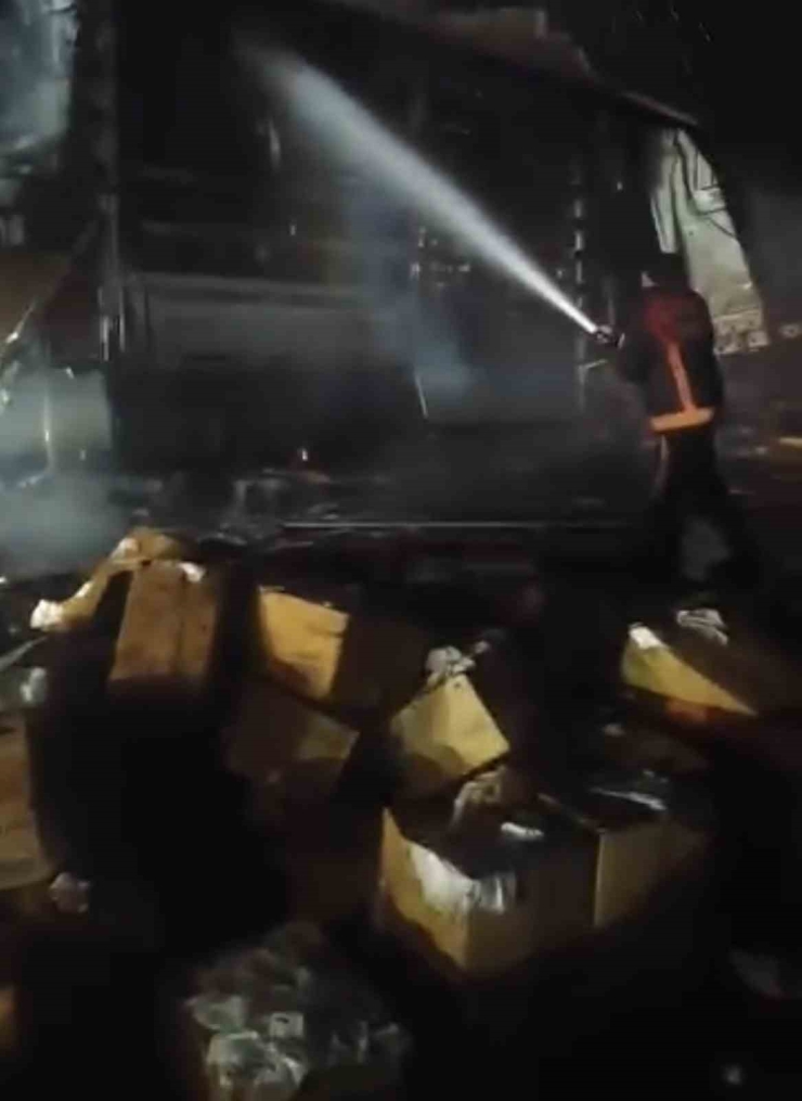 Siverek’te Peçete Yüklü Tır Alevlere Teslim Oldu