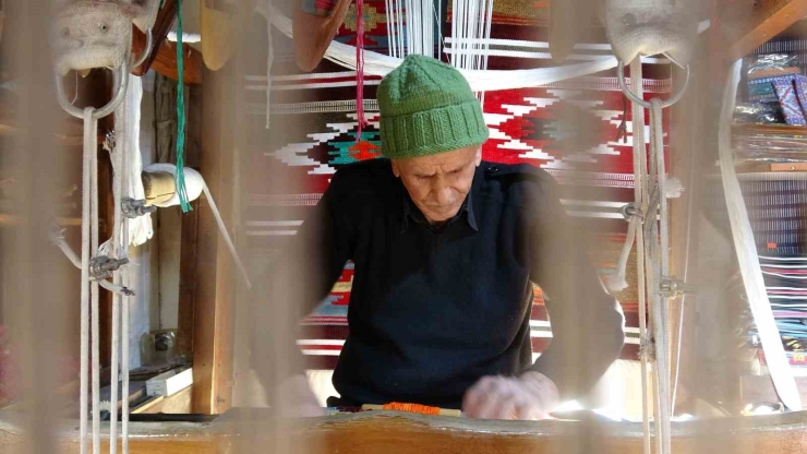 Antep Kilimini Yaşatmak İçin 80 Yıldır Tezgah Başında