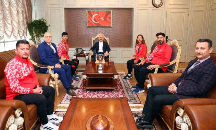 Vali Varol, Balkan Şampiyonlarını Ödüllendirdi