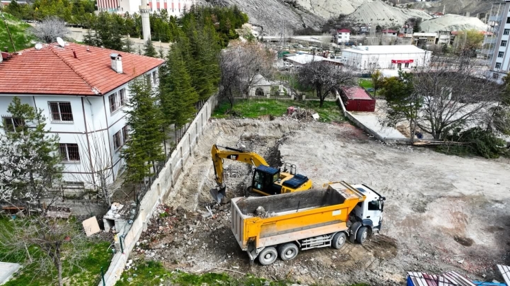 Darende’de İlçe Halk Kütüphanesi İçin İlk Kazma Vuruldu