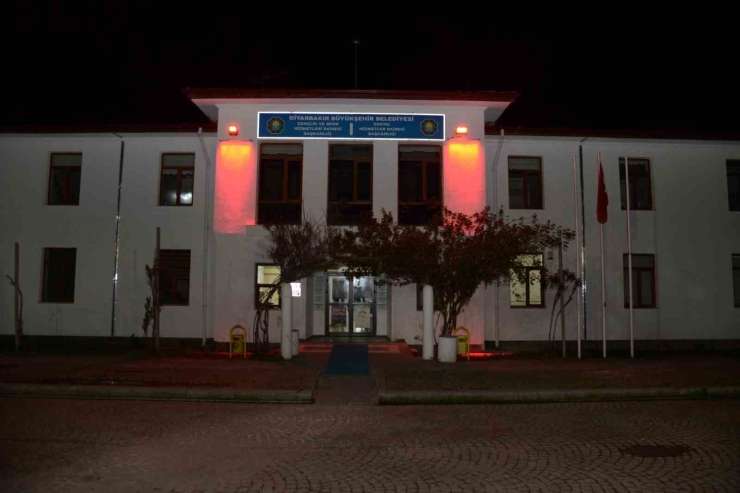 Kırmızı Işıklar Eşit Yaşam İçin Yandı