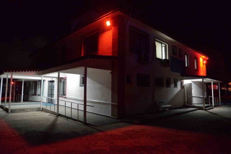 Kırmızı Işıklar Eşit Yaşam İçin Yandı