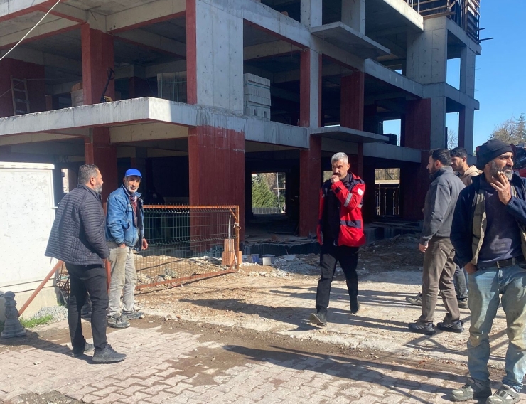 Malatya’da Asansör Boşluğuna Düşen İşçi Yaralandı