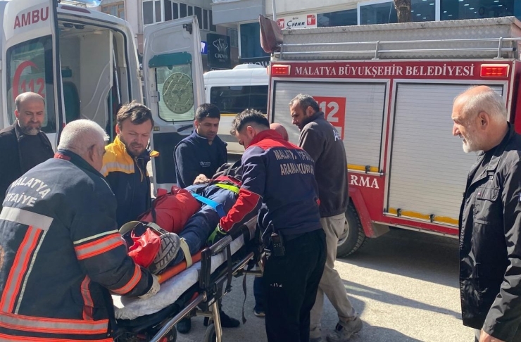 Malatya’da Asansör Boşluğuna Düşen İşçi Yaralandı