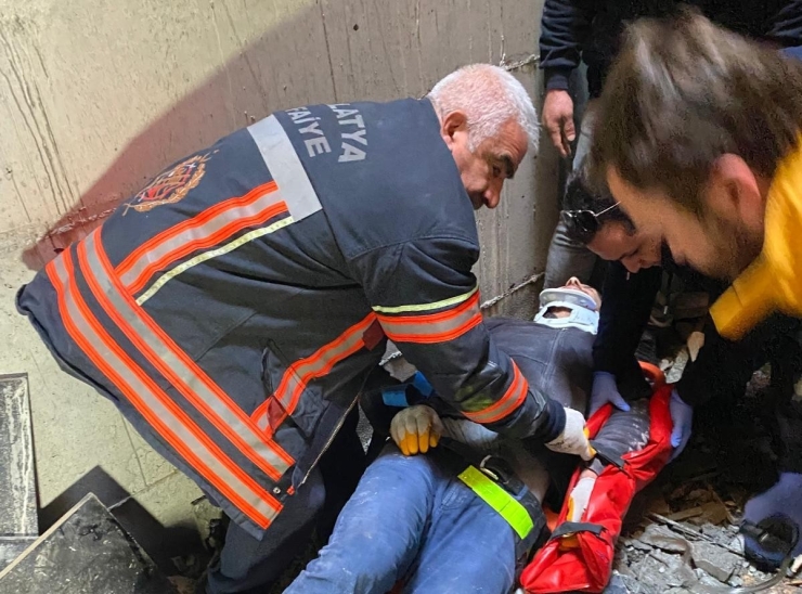 Malatya’da Asansör Boşluğuna Düşen İşçi Yaralandı