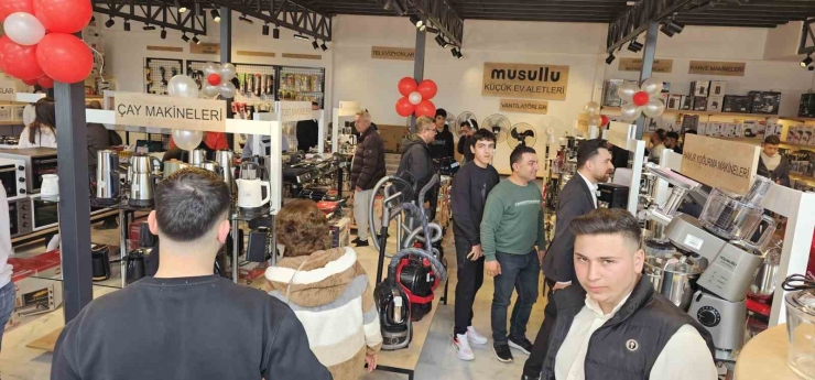 Musullu’nun Antakya’daki Yeni Şubesi Açıldı: Kurdele İşçilerle Birlikte Kesildi