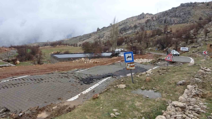 Nemrut Dağı Yolunda Heyelan Meydana Geldi