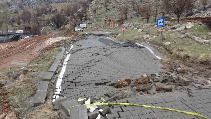 Nemrut Dağı Yolunda Heyelan Meydana Geldi