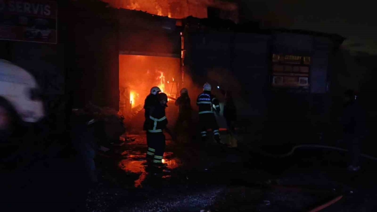 Şanlıurfa’da Hurdacı Dükkanında Korkutan Yangın