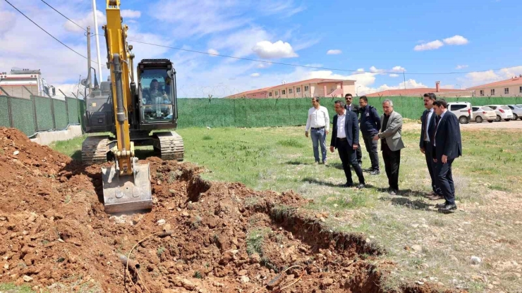 Akçadağ’da 112 Acil Sağlık İstasyonu İçin İlk Kazma Vuruldu