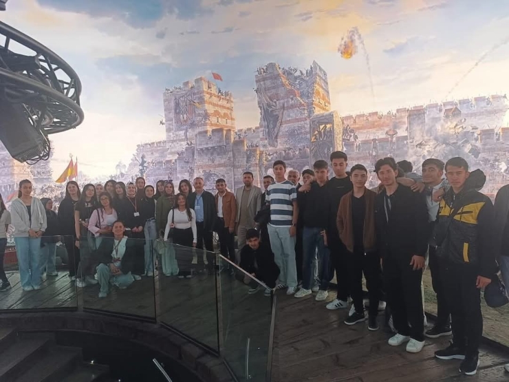 Kahta Belediyesi’nden Öğrencilere Gezi Programı